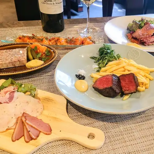 <p>店内はシックで落ち着いた雰囲気。ビストロ寄りのスタイルで、シェアしながら楽しめる料理が並び、会話が弾みます。ゆっくり食事を楽しめるので女子会や記念日にも最適。ペット同伴も可能で、家族での利用にも対応します誕生日にはバースデープレートのサービスも。落ち着いた時間を演出。安心。</p>