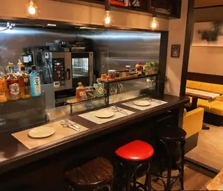 おひとり様大歓迎！お仕事帰りのサク飲みに最適なカウンター席を6席ご用意しております。自分のペースでじっくりお肉やワインを味わったり、店員との会話を楽しんだりと、気兼ねなくゆったりとお過ごしいただけます。
