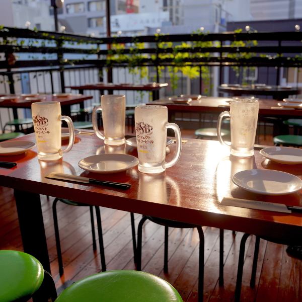 お洒落なリゾート空間♪スタイリッシュでボタニカルな店内となっております。お気軽にご来店下さい。昼間飲み宴会や、都会のど真ん中で手ぶらで昼からバーベキューができちゃいます♪