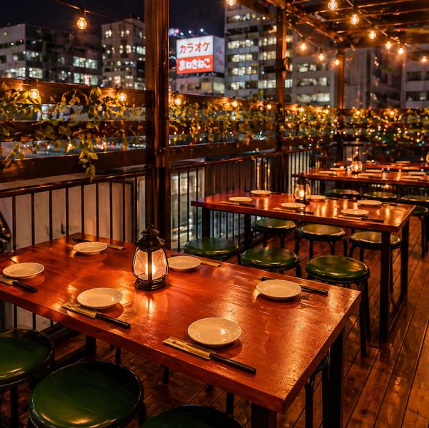 ボタニカルな雰囲気が広がるおしゃれな空間。昼は明るく開放的に、夜は落ち着いた大人の雰囲気に。手ぶらで楽しめるBBQで、気軽に非日常を体験できます。