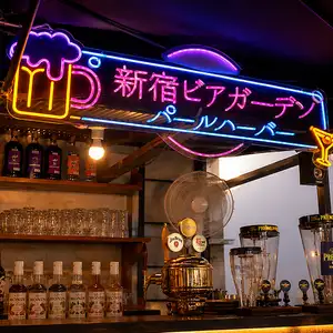 屋外ならではの開放感と程よいプライベート感を兼ね備えた空間。周りを気にせず会話や食事を楽しめるため、宴会や飲み会にも最適。ゆったりとした時間を過ごせる居心地の良さが魅力です。