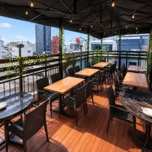 新宿の街中にいながらリラックスできる隠れ家的テラス席。開放的な空間で楽しむBBQは格別で、日常を忘れるひとときを演出。友人同士の集まりからデートまで幅広くご利用いただけます。