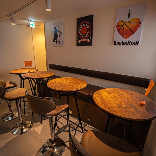 [Basketball fans are also welcome ^^] Our store is a gold sponsor of the basketball team.A basketball goal is also hidden in the stairs.The second floor has 5 bar counter seats, 3 tables for 2 people, and 1 table for 4 people.You can also watch sports on the TV. Please spend your time in a calm space.