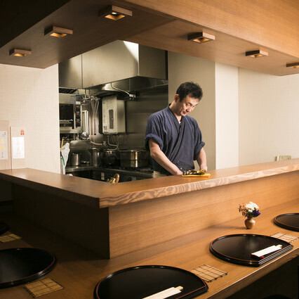 <p>少人数様からご利用可能な個室を2部屋ほどご用意しております。周囲の喧騒を忘れてゆっくりとお過ごしいただけるため、親しい方との会食や特別な日の語らいに最適です。職人の技を間近に感じる落ち着いた雰囲気の中で、厳選された旬の食材を活かした本格的な日本料理を心ゆくまで堪能できる贅沢な時間をご提供いたします♪</p>