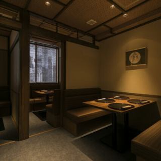 上質な木の空間が広がるテーブル席は、木の温もりに包まれて心からリラックスできる空間です◎洗練されたインテリアと柔らかな木の質感が、お食事の時間をより一層豊かに彩ります♪落ち着いた雰囲気の中で、素材にこだわった逸品をじっくりと味わいたい日に最適です。穏やかな時間をお楽しみください♪