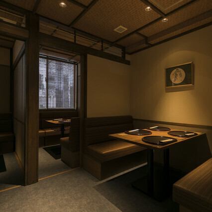 上質な木の空間が広がるテーブル席は、木の温もりに包まれて心からリラックスできる空間です◎洗練されたインテリアと柔らかな木の質感が、お食事の時間をより一層豊かに彩ります♪落ち着いた雰囲気の中で、素材にこだわった逸品をじっくりと味わいたい日に最適です。穏やかな時間をお楽しみください♪