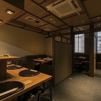 上質ながらカジュアルな雰囲気も兼ね備えたテーブル席は、肩肘張らずに本格料理を楽しめるのが魅力です♪モダンで開放感のある空間は、日常のちょっとした贅沢や女子会にもぴったり◎気心知れた仲間と賑やかに、それでいて質の高いおもてなしを感じられる贅沢な場所です。至福のひとときをお過ごしください◎