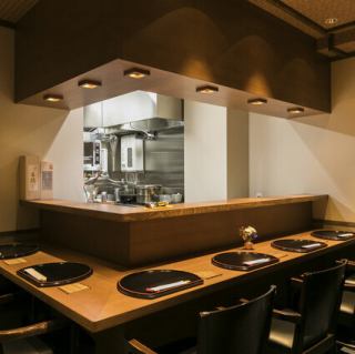 職人の技を間近で楽しめるカウンター席は、まさに大人の特等席です♪厳選された旬の食材が仕上がる様子を眺めながら、大切な方との語らいの場としてご利用ください◎落ち着いた照明が二人の時間を優雅に演出します。肩を並べて本格的な日本料理を堪能する、贅沢なひとときをお過ごしいただけます♪