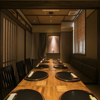 プライベート感を重視した個室は、2名様よりご利用いただけます♪周囲を気にせず、お二人だけの特別な時間を過ごしたい記念日やデートに最適です◎静謐で落ち着いた空間が、大切な方との心の距離をぐっと縮めてくれます。四季折々のお料理を囲みながら、水入らずでゆったりとした時間をご堪能ください♪