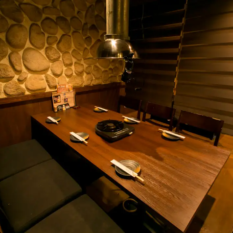 [Private room with sunken kotatsu] We also have a completely private room where you can relax without worrying about the surroundings.The refined Japanese space is accented with a stone-embedded wall that gives a sense of nature.Enjoy quality yakiniku (grilled meat) and our specialty hot pot with your friends and family.