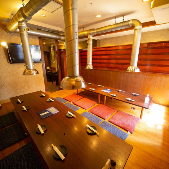 [Zashiki] Spacious tatami seats are recommended for group gatherings.It can be used for yakiniku banquets for up to 22 people.For parties of 30 or more, the entire store can be reserved.You can freely change the layout of the tatami room table, so please use it according to the scene.