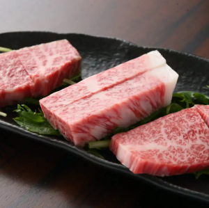 Carefully selected domestic beef of A4 rank or higher, mainly Japanese black beef!