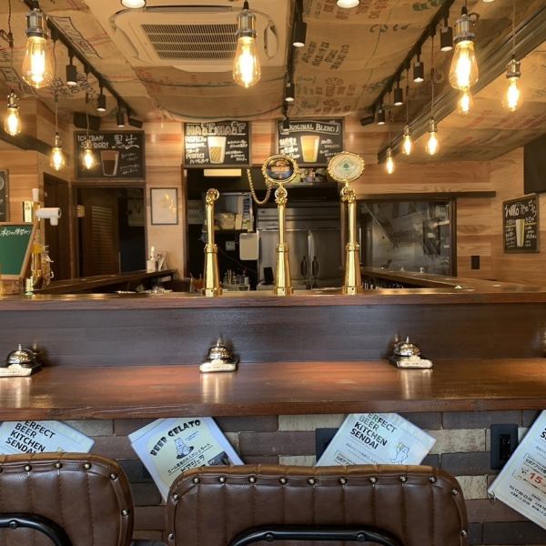 当店の内装は、落ち着いた雰囲気と温かみのあるデザインが特徴です。座席は広々としたスペースで配置され、照明は暖かく、穏やかな雰囲気を醸し出すように調整されているので、お客様がリラックスしてお食事を楽しんでいただけるようになっています。