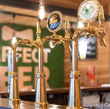 当店の内装は、落ち着いた雰囲気と温かみのあるデザインが特徴です。座席は広々としたスペースで配置され、照明は暖かく、穏やかな雰囲気を醸し出すように調整されているので、お客様がリラックスしてお食事を楽しんでいただけるようになっています。