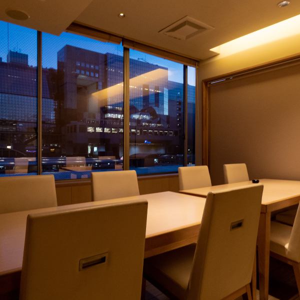 [Night view x Izakaya] A large window overlooking the night view of Kyoto and a space with plenty of openness.You can spend a relaxing time in various scenes such as banquets, dinner parties, entertainment, birthdays, and charter.