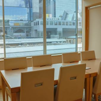 半私人餐桌可容纳 6 至 8 人。从宽大的窗户可以看到京都站。