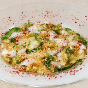 참치 카르 파치 오 향미 葱 소금