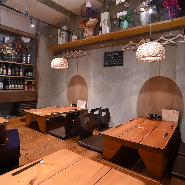 美味しいご飯とお酒と人が揃い、はははと笑える場所。全23席の店内は、どなたでも楽しめる活気ある酒場です。お一人様でもグループでもお子様連れでも大歓迎の温かい雰囲気。日々の疲れを忘れ、明日への活力を充電する時間をお過ごしください！