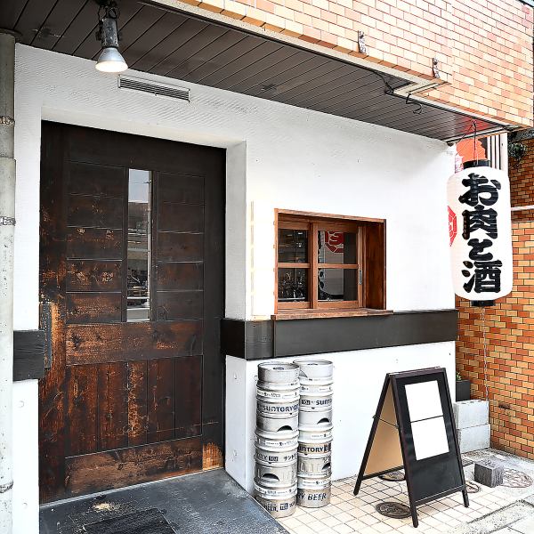 平日15時から翌2時まで営業しており、明るいうちから深夜まで賑わう大衆酒場です。昼飲み大歓迎！総席数23席で最大16名様までのご宴会が可能！旨い肉料理と豊富なお酒を囲んで、ワイワイと楽しいひとときをどうぞ！「笑いばなし」で乾杯！