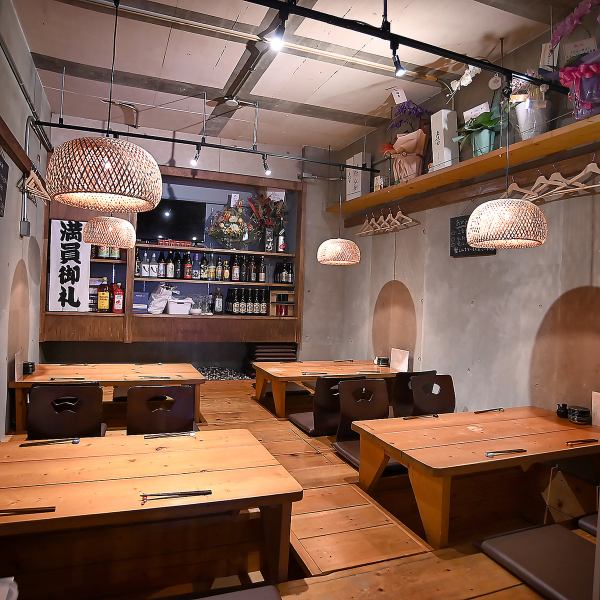 仲間と語らいながら明日への活力を充電できる場所。当店は全席喫煙可（加熱式たばこ限定）で、気兼ねなく寛いでいただけます。お子様連れもOKなので、ご家族での食事にもぜひご利用ください。明日も頑張ろうと思える場所に★