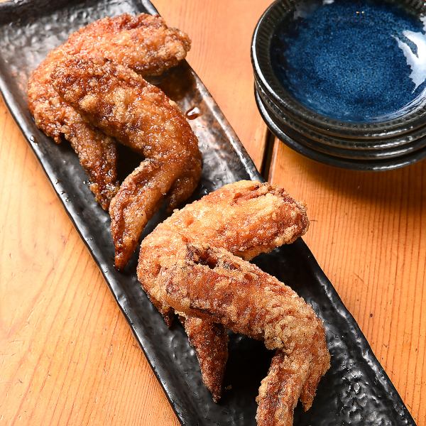 タレと塩から選べる！やみつきになる「手羽先唐揚げ」