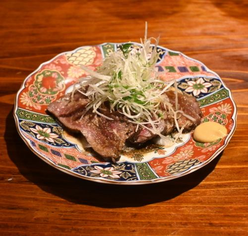 看板メニューの「和牛タタキ」をはじめとした肉料理