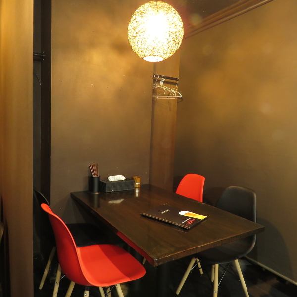 [Table seats for 4 people] The interior of "Muroran Yakitori Konko", which is conveniently located about a 2-minute walk from Shin-Sapporo Station, boasts the gentle light of indirect lighting and a cozy atmosphere where you can take a break. Recommended for banquets ★