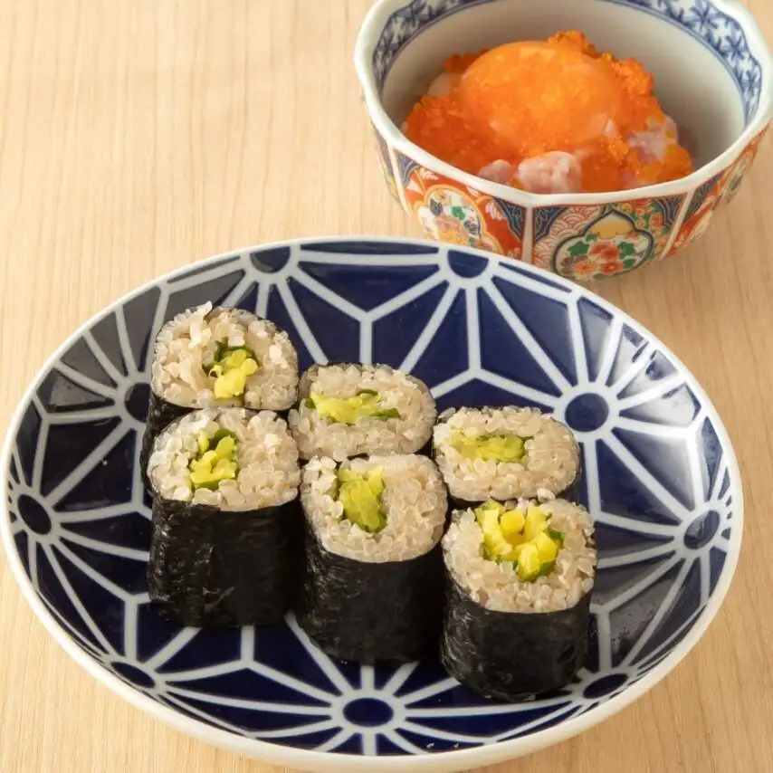 大人気の【名物　飲めるとろたく巻】等、寿司や海鮮類もご用意。