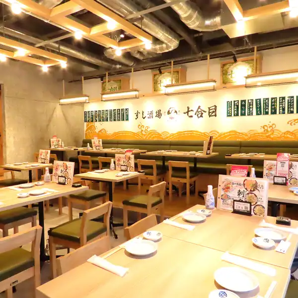 【日本橋駅徒歩1分】 少人数でのお食事や飲み会でのご利用にも最適なテーブル席。当店自慢のお料理を囲んで宴会をお楽しみください。お料理によく合うお酒も豊富に取り揃えております！※画像は系列店