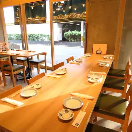 【テーブル席】店内は広々していて、テーブル席も多数ご用意ございます。※画像は系列店