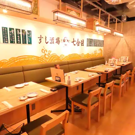 【ソファー席】店内は広々していて、テーブル席も多数ご用意ございます。※画像は系列店