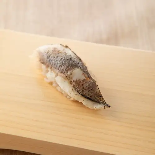 季節の握り寿司　炙りカマス握り　1貫