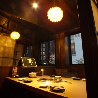 You can see the night view from a private room. A table with a small number of people