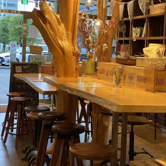 [TABIBAR table seat] A table seat with an impressive large single plate top.You can easily use it in various situations, such as waiting for a train, meeting a friend, or having a drink.Enjoy a wide variety of sake, beer, and snacks♪