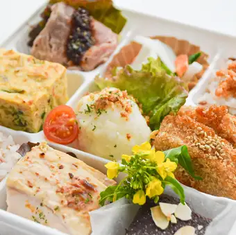 【バランスGOOD】贅沢9品弁当(メイン4:5野菜)ご飯付き