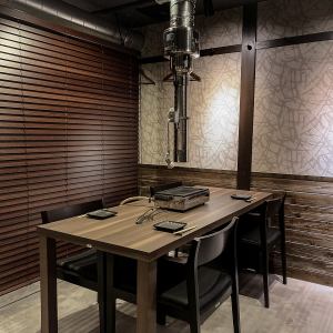 ゆったりと寛げる心地よい雰囲気の店内には、仕切りを設けたテーブル席を設けており、半個室のようにご利用いただけます。