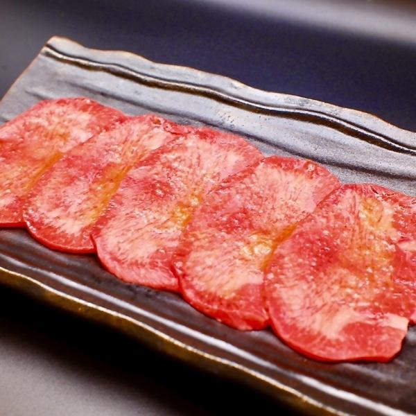 厳選した品質の良い肉を堪能◎まずは人気の「とろ上タン」から♪