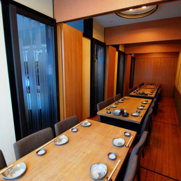 [Private table room] Completely private room with a door that can accommodate up to 24 people! You can also move the partition to accommodate 4 or more people.Please use it for dinner parties with your family and relatives, reunions and dinner parties with friends, etc.You can relax in a private room.
