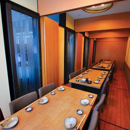 The private room space can accommodate up to 6 people x 4 tables.If you remove the partitions, you can accommodate up to 24 people, so we can accommodate large groups.Please relax with your family and friends.