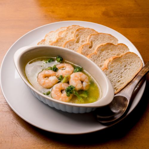 エビとブロッコリーのアヒージョ