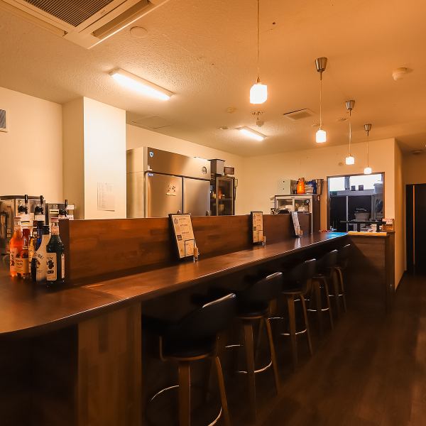 アットホームで活気あふれる当店は、どなたでも気軽にご来店いただける雰囲気が自慢です◎お一人様からゆったり過ごせるカウンター席を完備しているほか、少人数から中規模のグループまで対応可能なテーブル席もございます♪仕事帰りのサク飲みから賑やかな宴会まで、シーンを問わず心地よい空間で絶品料理を楽しめます◎