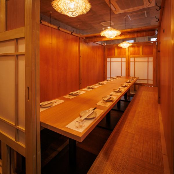 We have private rooms with doors that can be used by 2 people or more! The interior of the restaurant is filled with a Japanese atmosphere, and the private rooms have a warm wooden feel to them. Please enjoy our proud chicken dishes and delicious alcohol in a relaxing private room!