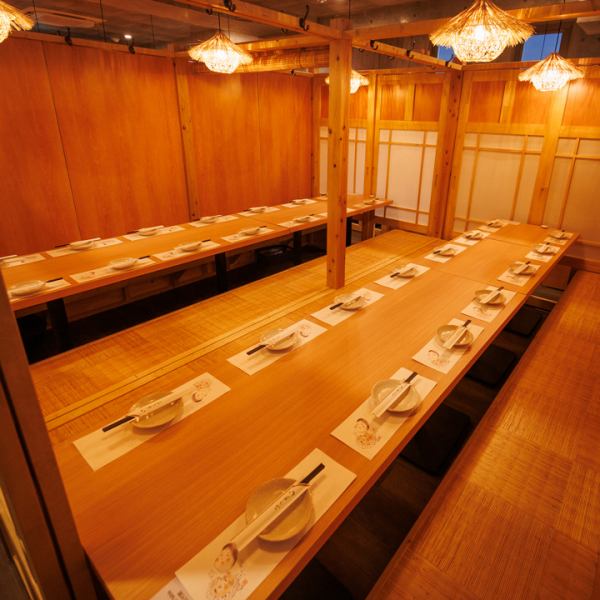 会社宴会や歓送迎会、同窓会、打ち上げなど大人数利用に最適な宴会個室！仕切り対応も可能で、人数に応じた柔軟なレイアウトもOK！周囲を気にせず盛り上がれる、居心地の良い宴会向けの個室空間です！