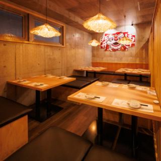 2～16名様までご利用できるテーブル席！コンクリート打ちっぱなしの無機質な空間は、カジュアルな雰囲気で女子会や仲間との飲み会にもピッタリ！ゆったりと料理とお酒を楽しめて使い勝手抜群です！