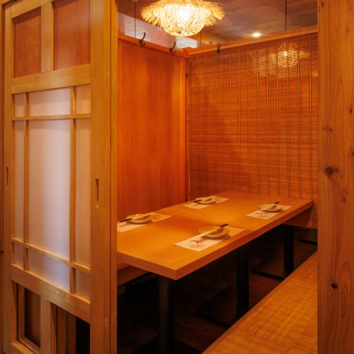 2～4名様までご利用できる個室席！周りを気にせずゆったりと料理とお酒を楽しめるので、デートや女子会、少人数の飲み会にピッタリ！居心地の良さと和の雰囲気を大切にした、心安らぐ個室空間です！
