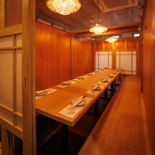 10～14名様までご利用できる個室席！周囲を気にせず盛り上がれるプライベート空間は、会社宴会や友人との飲み会、女子会、合コンなど幅広いシーンにピッタリ！心地良い時間をお楽しみいただけます！