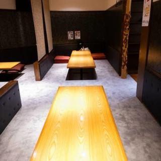 テーブル席は、広々とした設計で、友人や家族と楽しいひとときを過ごすのに最適な場所です。明るい照明とシンプルなデザインが、居心地の良い空間を演出します。大人数でもゆったりと座れるため、宴会や集まりにぴったり。さまざまな料理をシェアしながら、楽しい会話を楽しむことができる雰囲気が魅力です。