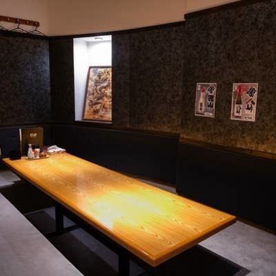 個室席は、プライベート感を大切にした落ち着いた空間です。温かみのある木材を使用したテーブルと心地よい照明が、リラックスした雰囲気を醸し出しています。友人や家族との特別な時間を楽しむのに最適で、周囲を気にせず、ゆったりとした会話が楽しめます。会食、お祝いなど多様なシーンでご利用いただけます。