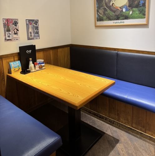 当店では、2名様から10名様までご利用いただける個室をご用意しております。昭和の香り漂うレトロなデザインが特徴で、温かみのある木材を使用した店内は、落ち着いた雰囲気を演出しています。プライベートな空間で、友人や家族との特別な時間をお楽しみいただけます。ぜひ、心地よいひとときをお過ごしください。