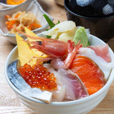 If you want to enjoy seafood bowls, sashimi, and sushi around Asahikawa Airport, then Wagokoro is the place to go!